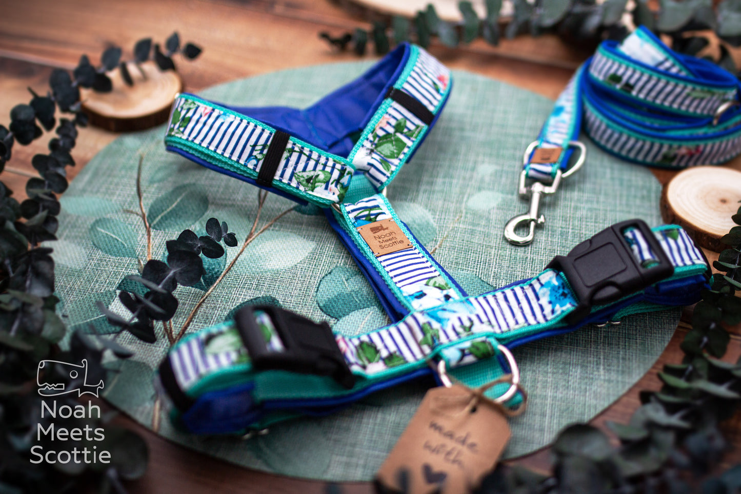 Gestreiftes Hundegeschirr in Blau und Weiß mit floralen Elementen und kräftiger blauer Polsterung