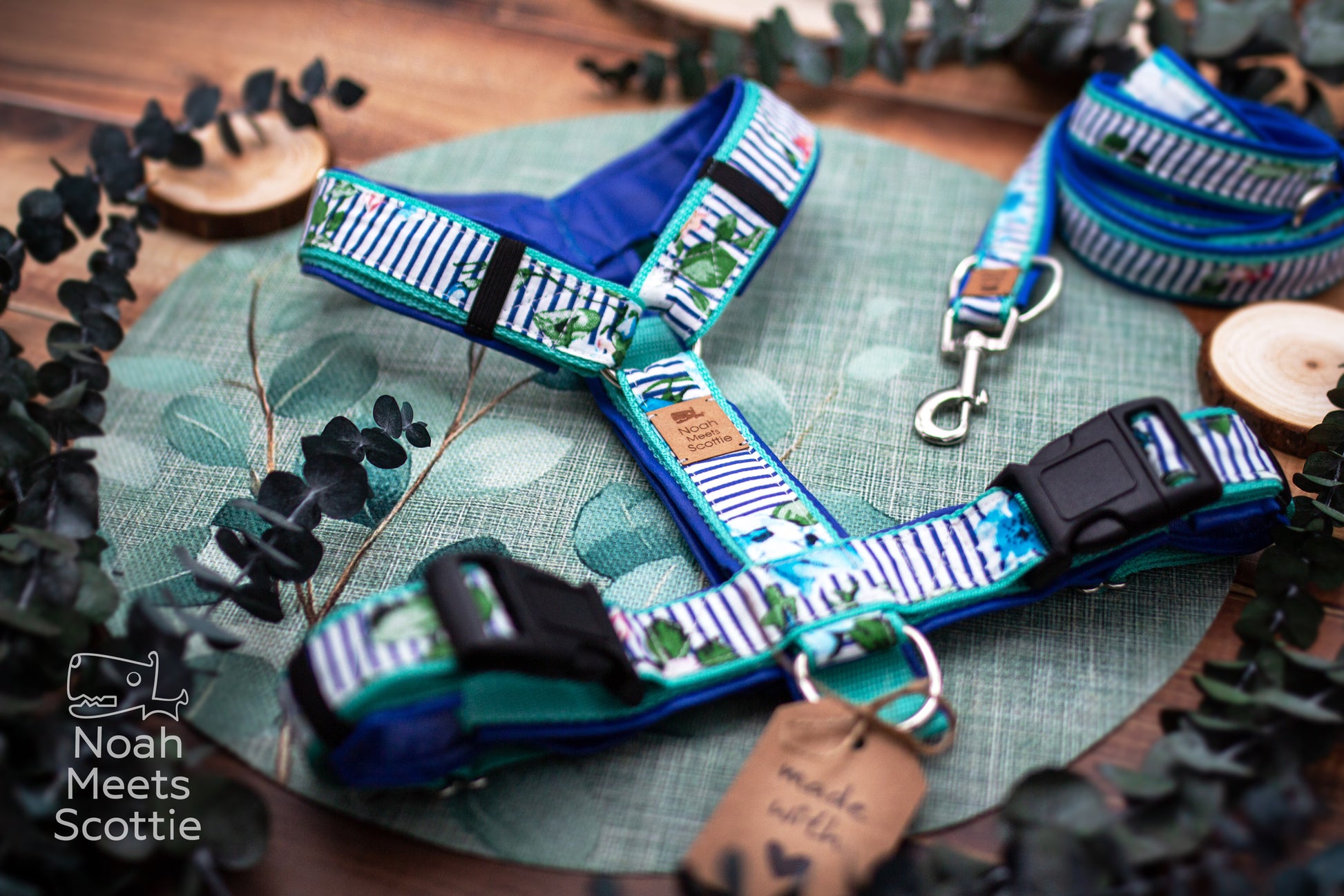 Gestreiftes Hundegeschirr in Blau und Weiß mit floralen Elementen und kräftiger blauer Polsterung