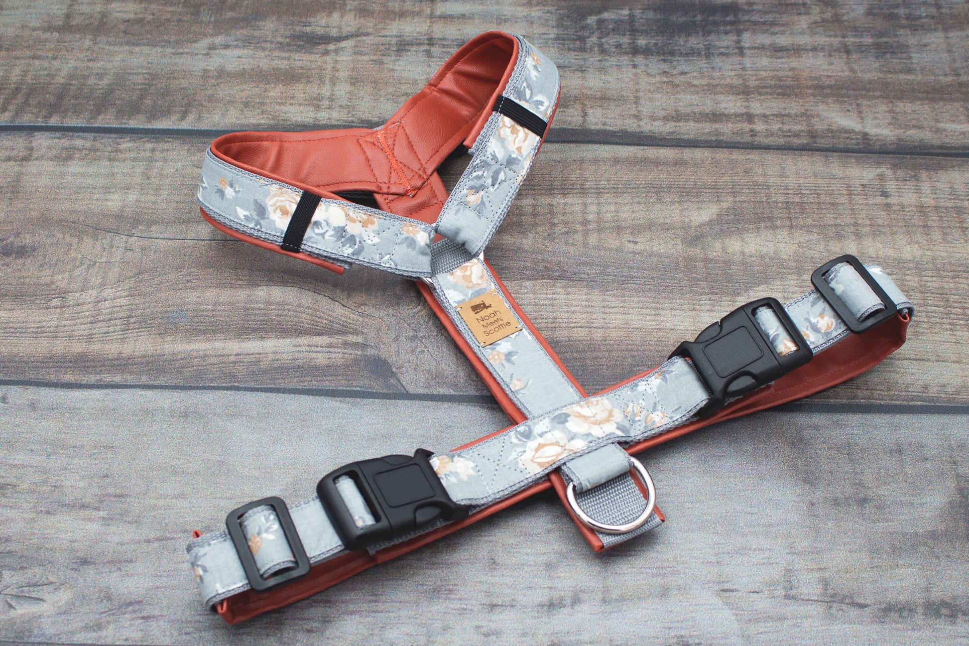 Elegantes Hundegeschirr LORELEY, weich gepolstert, Rosenmuster Grau und Beige, verstellbar