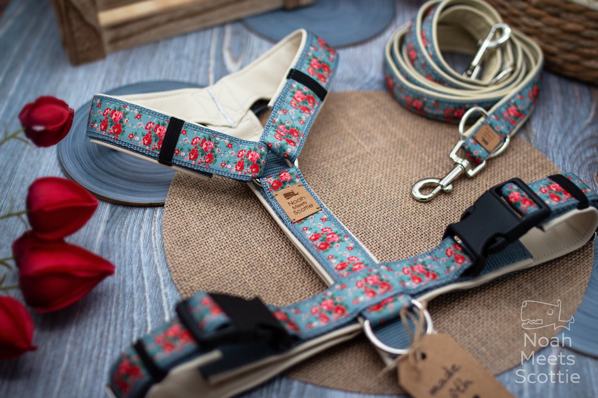 Detail vom floralen Hundegeschirr mit roten Rosen im Vintage Stil
