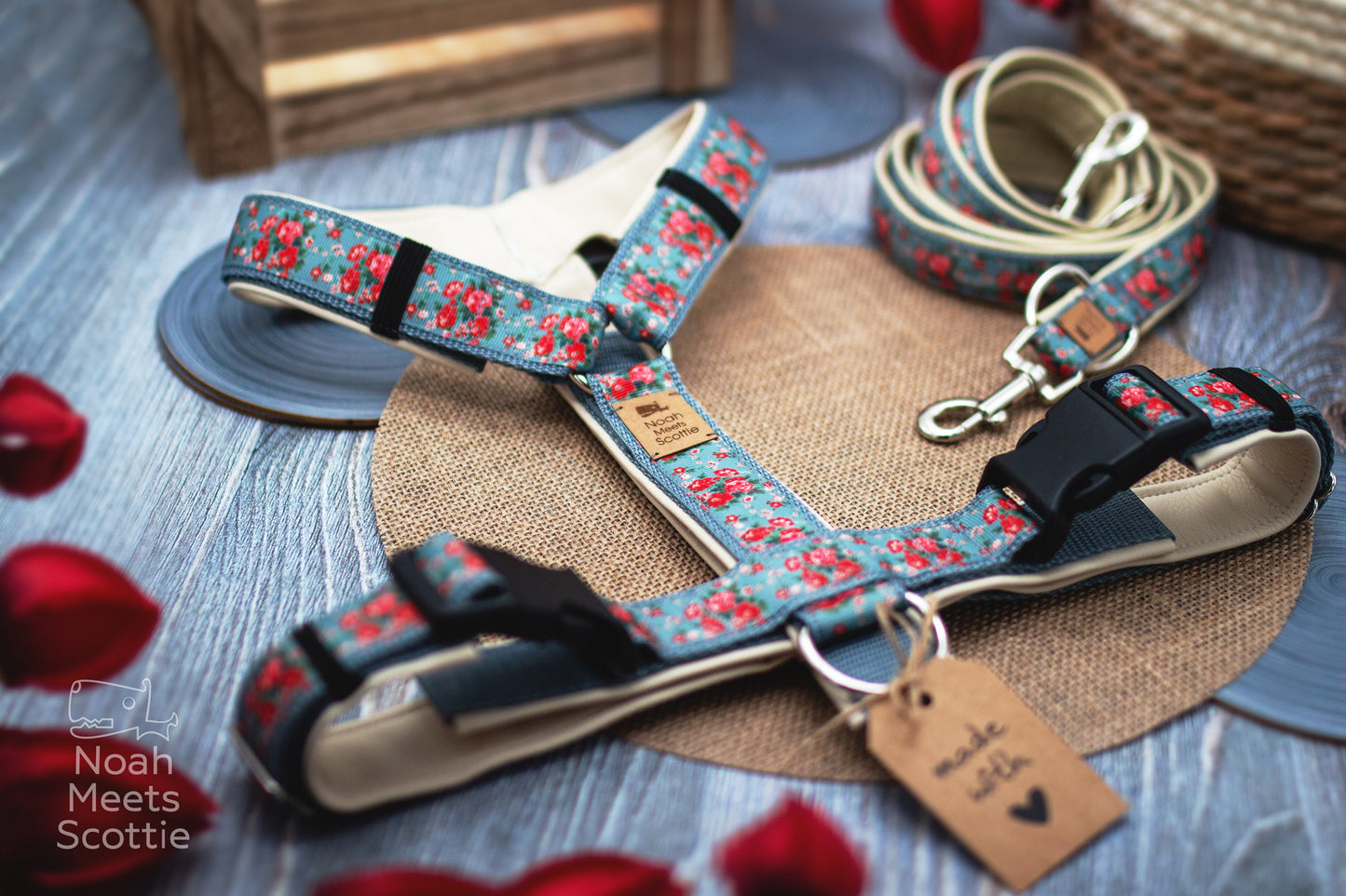Detailaufnahme vom Metallring am floralen Hundegeschirr