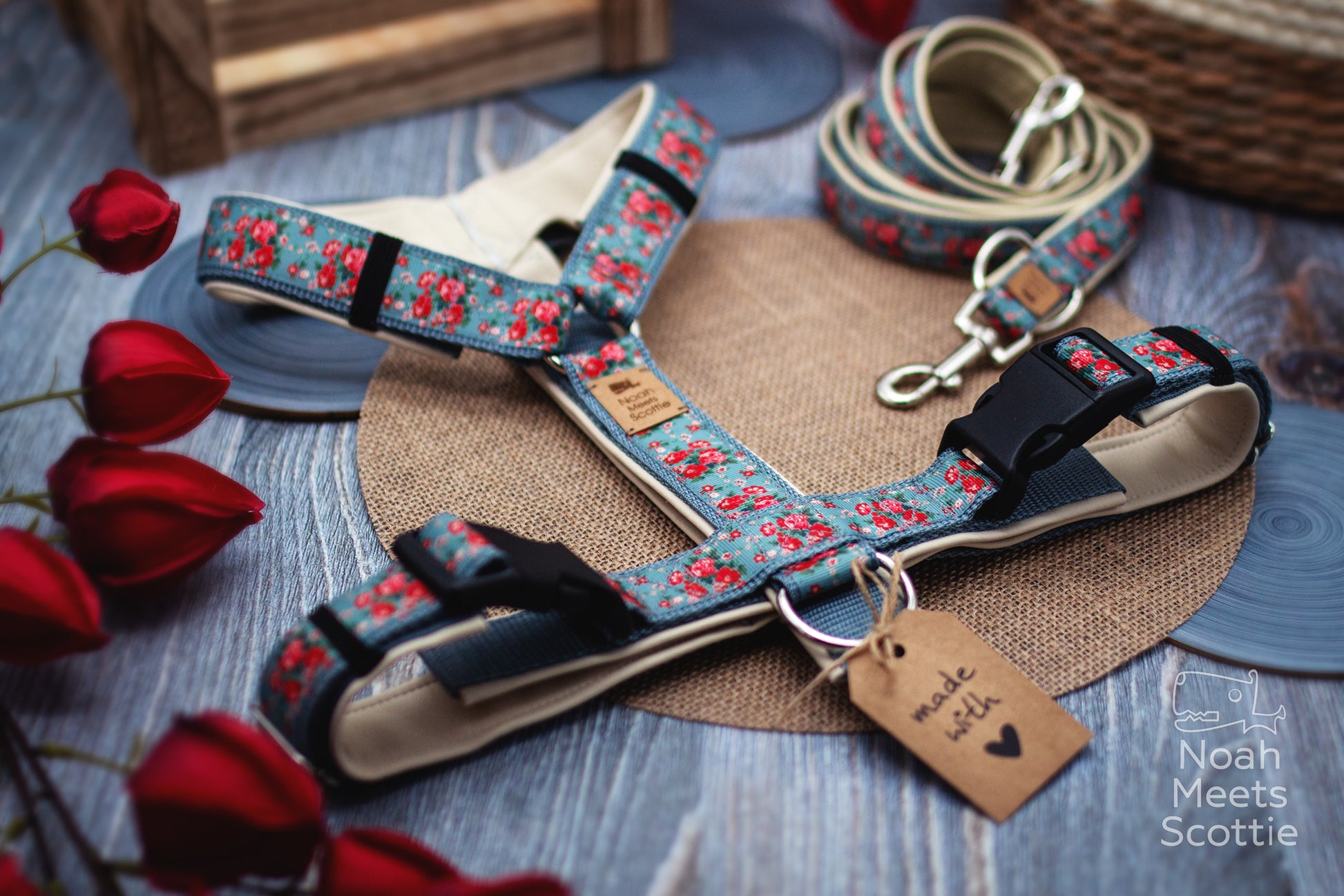 Hundegeschirr mit Rosen Blumenmuster und heller Polsterung