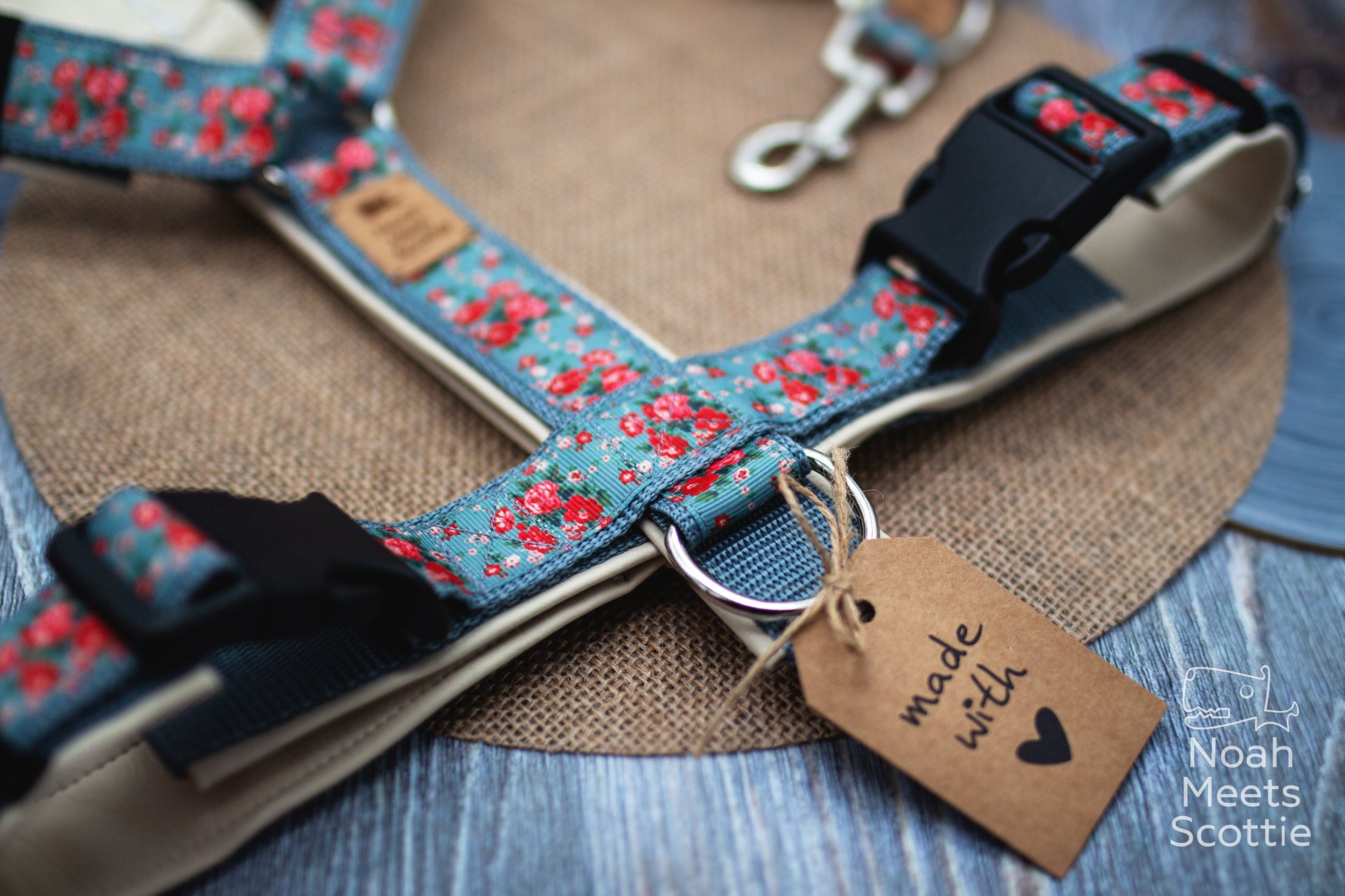 Hundegeschirr Loretta mit romantischem Rosen Blumenmuster auf blauem Band
