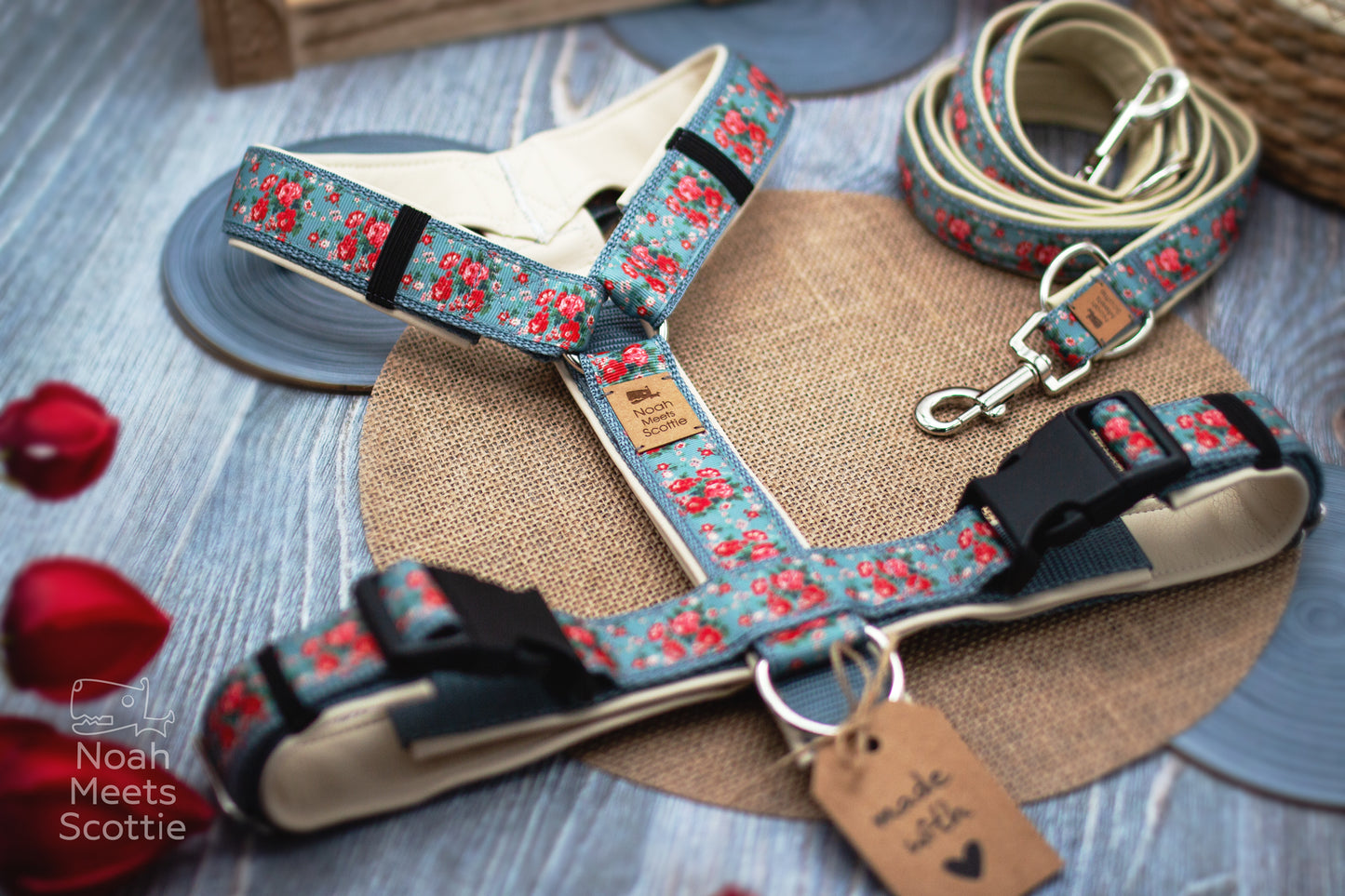 Hundegeschirr Loretta mit passender Hundeleine im gleichen Blumenmuster