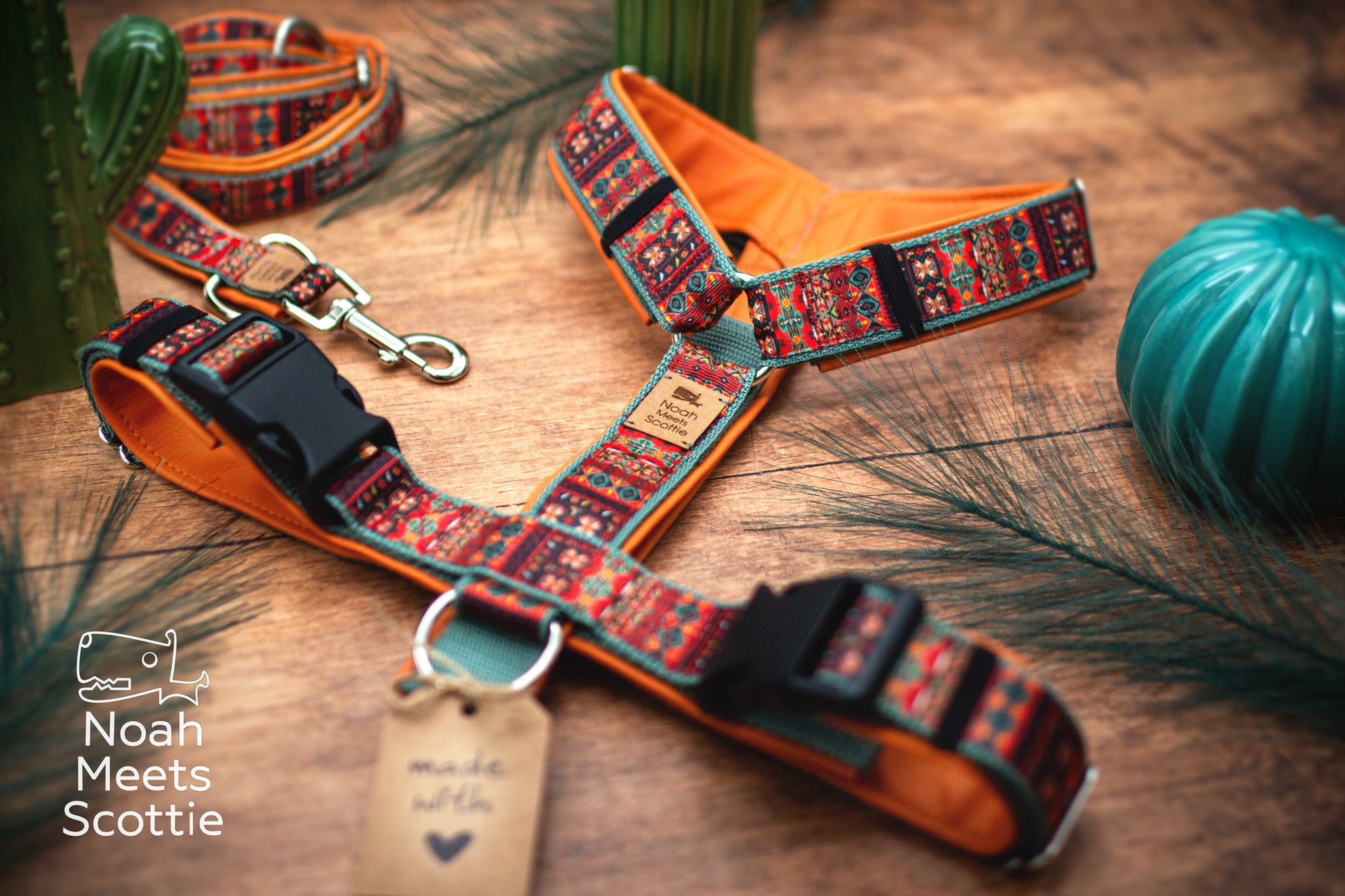 Buntes Hundegeschirr LOST IN LIMA mit geometrischem Ethno-Muster in Orange, Rot, Petrol und Creme