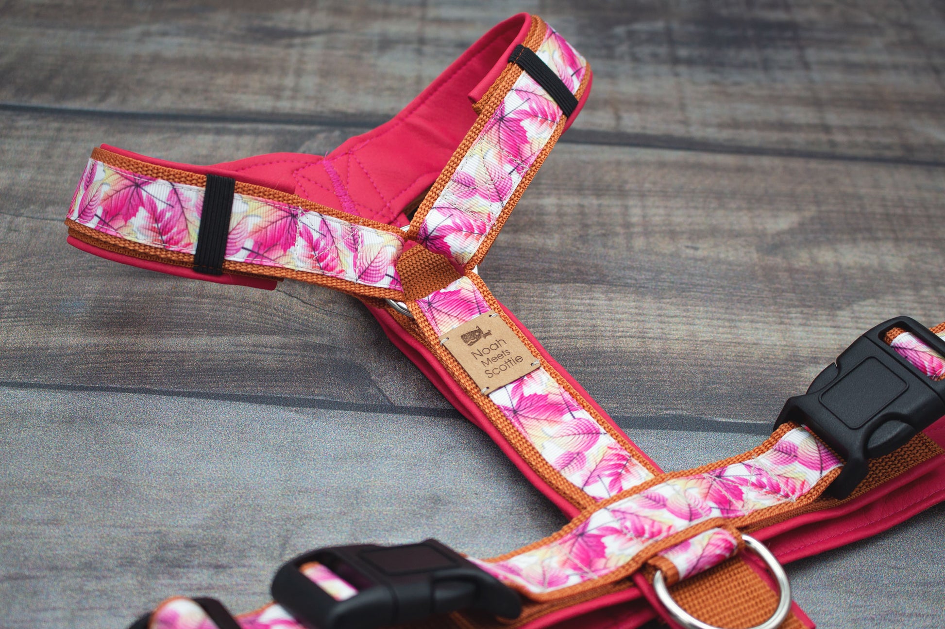 Hundegeschirr LOVE LEAVES pinkes Blätter-Design, weich gepolstert und verstellbar – robuste Ausführung