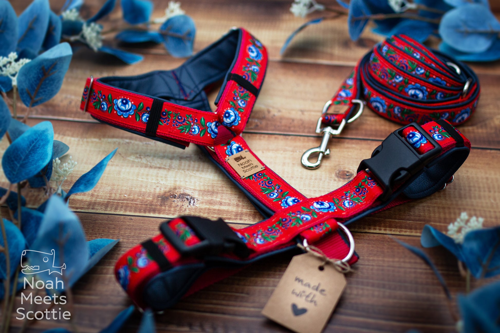 Hundegeschirr LUDMILLA mit rotem Folklore Muster, blauen Blumen und grünen Blättern auf kräftigem Rot
