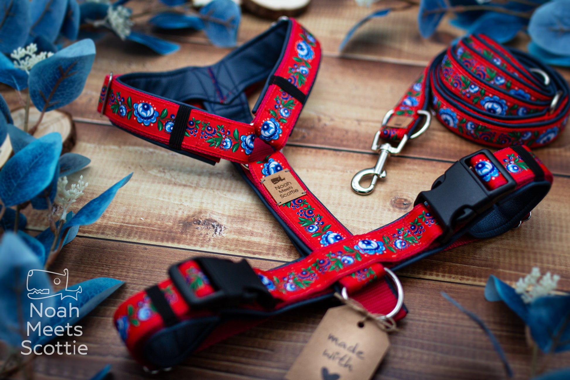 Rotes Hundegeschirr mit blauen Blumen im Folk Design und folkloristischem Muster