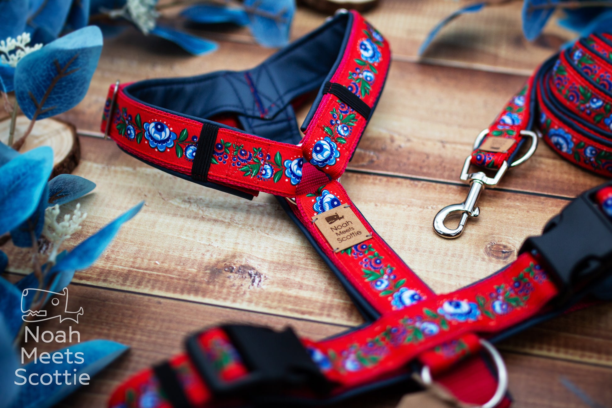 Folklore Hundegeschirr in Rot und Blau mit ornamentaler Blumenbordüre und dunklem Kunstleder