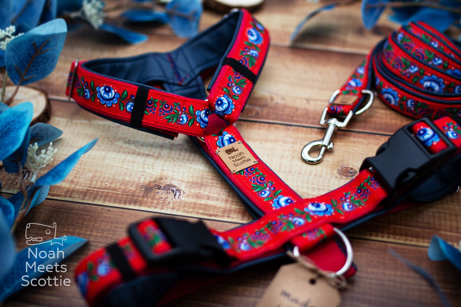 Florales Hundegeschirr mit Volkskunst-Muster in Rot, Blau und Grün für Hunde
