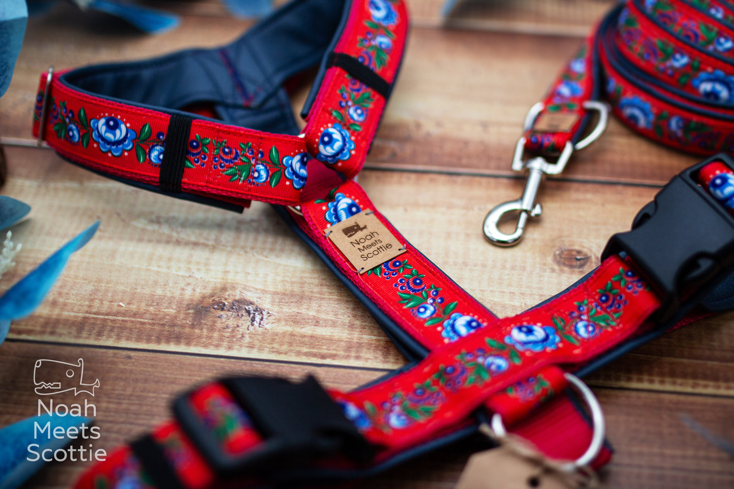 LUDMILLA Hundegeschirr mit traditionell inspiriertem Blumenmuster und auffälligem Folklore Look