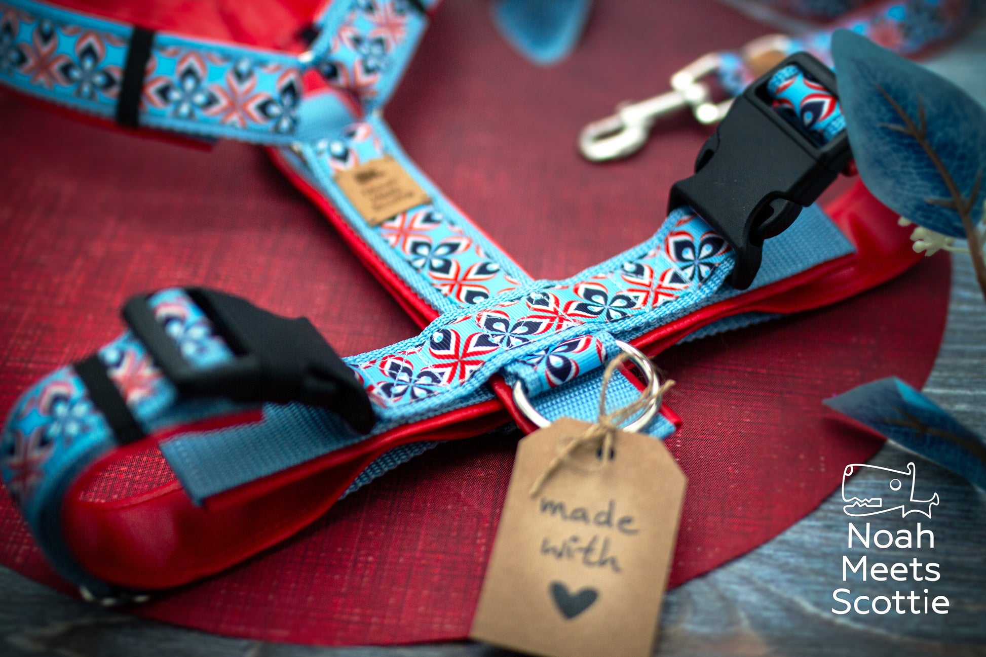 Hundegeschirr Mads mit geometrischem Retro-Muster in Hellblau, Rot, Dunkelblau und Weiß sowie roter Kunstlederpolsterung.