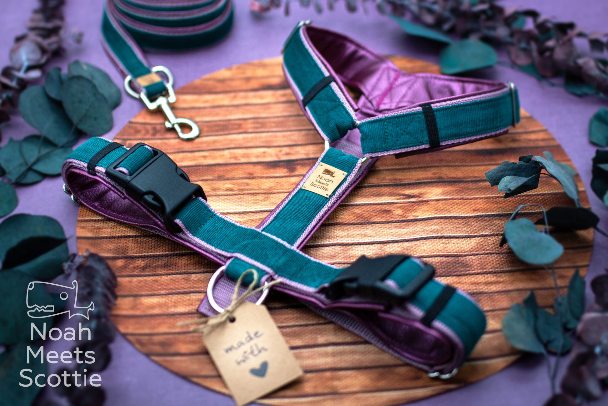 Detailansicht des Cordstoffes mit seiner typischen Rippenstruktur sowie der metallic auberginefarbenen Kunstlederpolsterung.