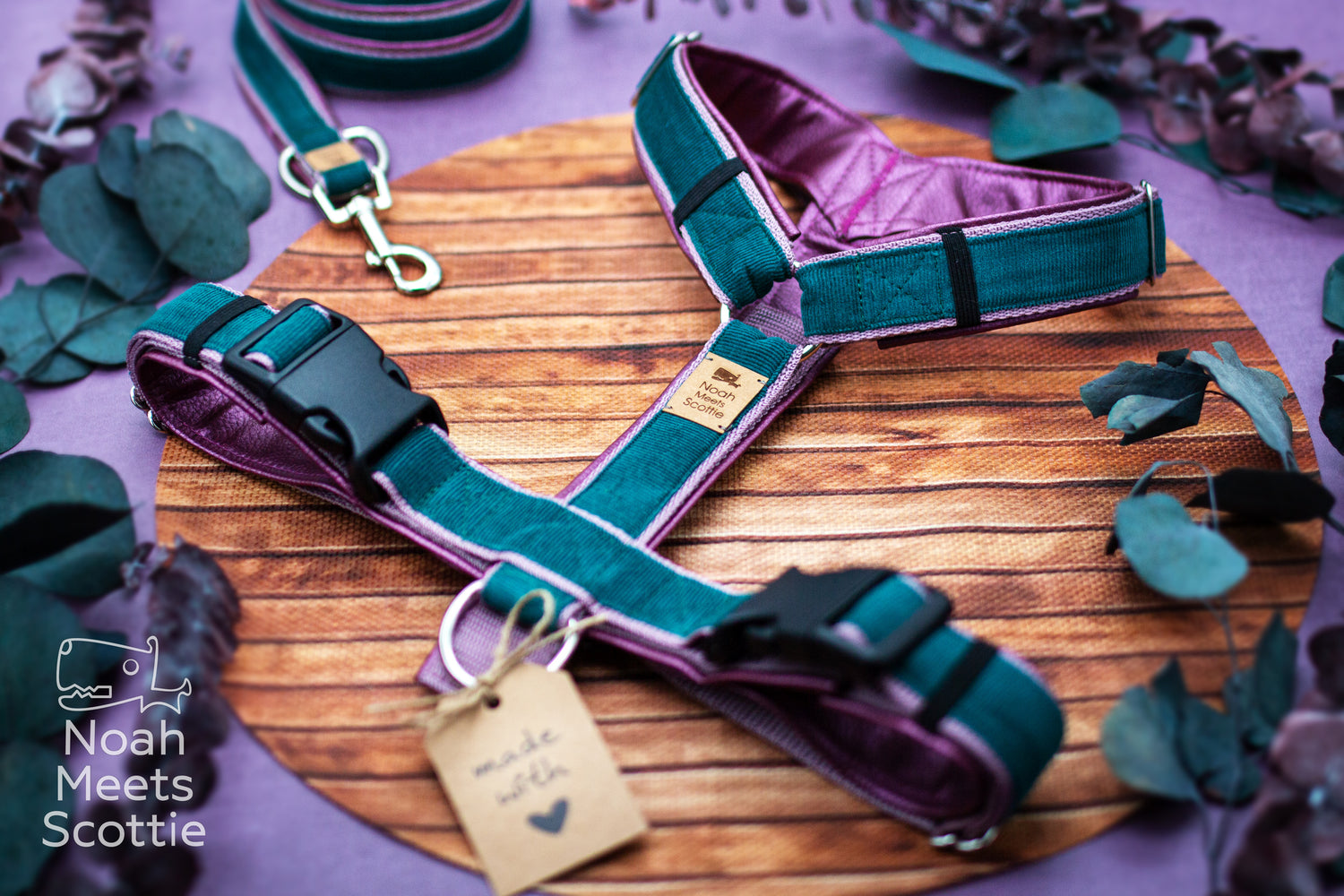 Hundegeschirr Maeve aus tannengrünem Cord mit altrosa Gurtband und metallic auberginefarbener Kunstlederpolsterung.