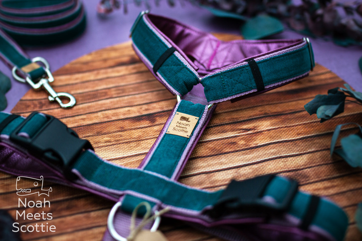 Gepolstertes Hundegeschirr aus tannengrünem Cord mit altrosa Gurtband und metallic auberginefarbener Kunstlederpolsterung.