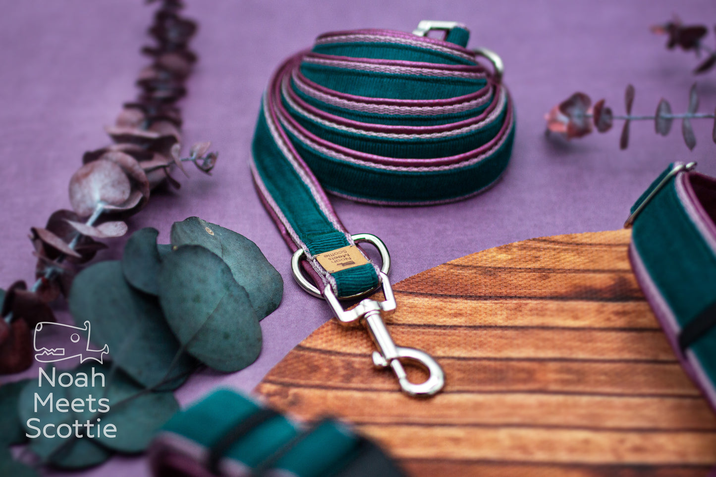 Verstellbares Hundegeschirr aus tannengrünem Cord mit altrosa Gurtband und silberfarbenen Metallbeschlägen.