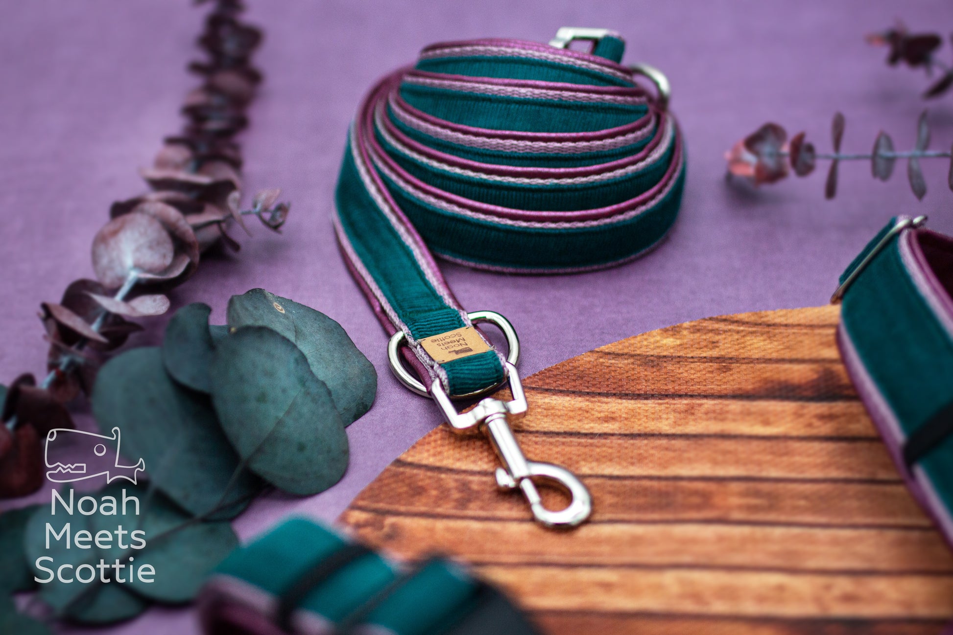Verstellbares Hundegeschirr aus tannengrünem Cord mit altrosa Gurtband und silberfarbenen Metallbeschlägen.