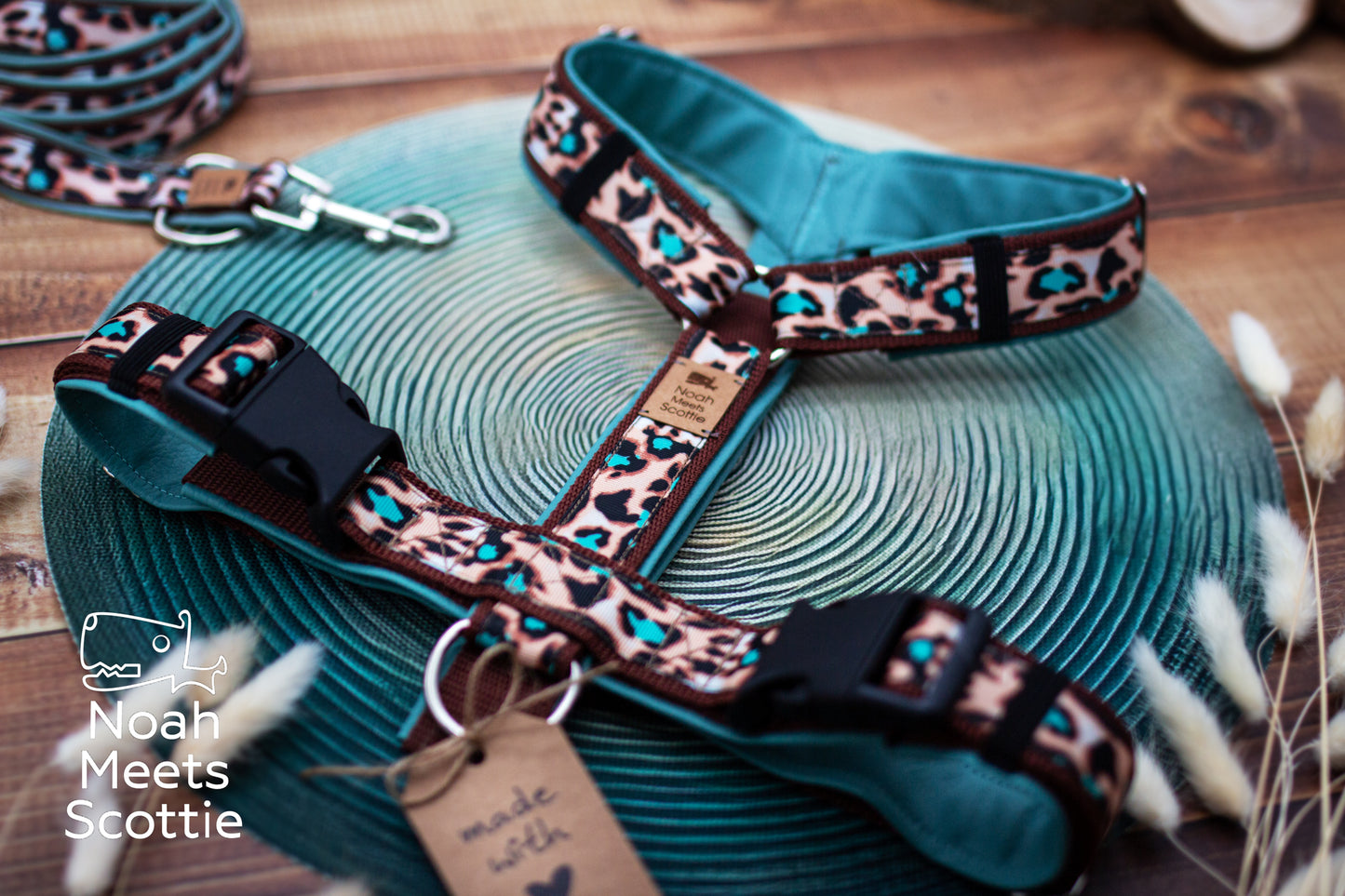 Hundegeschirr mit Animal Print Design in Türkis und Braun, inspiriert von der Wildnis Afrikas