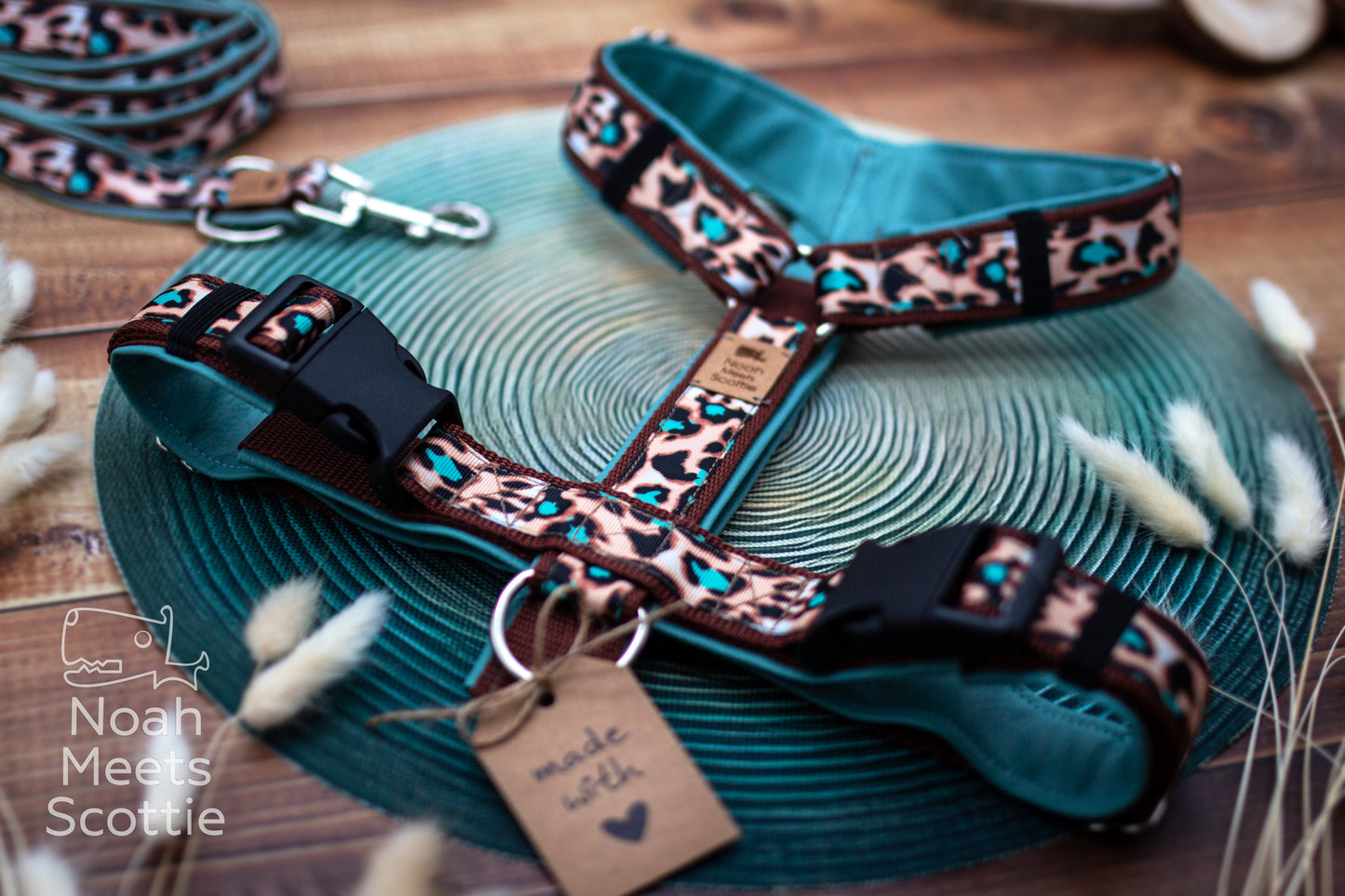 Hundegeschirr MAKENA mit türkisfarbenem Leo Print und auffälligem Leopardenmuster für Hunde