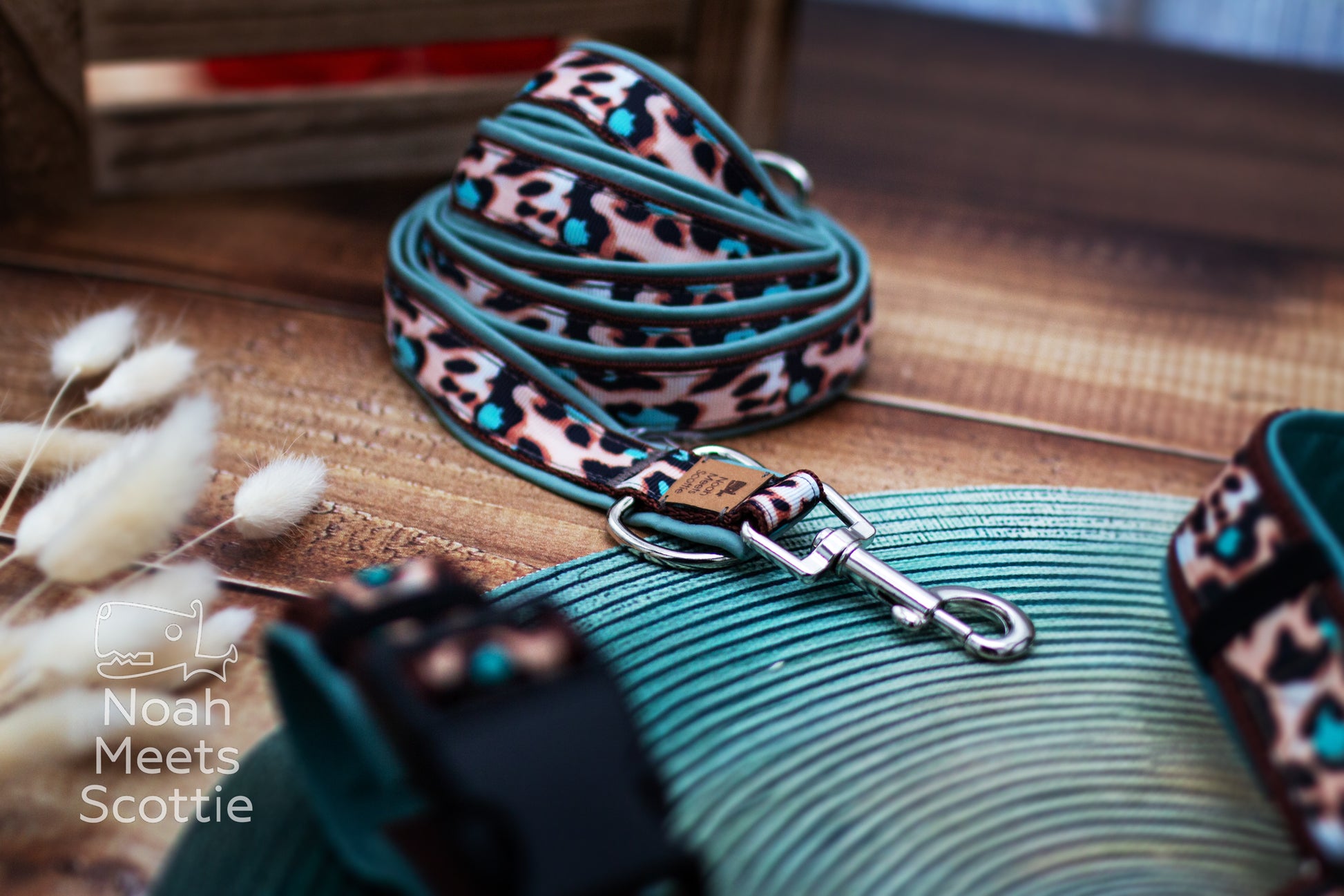 Hundegeschirr im Leopard Look mit Animal Print Muster und braunen Kunstlederdetails