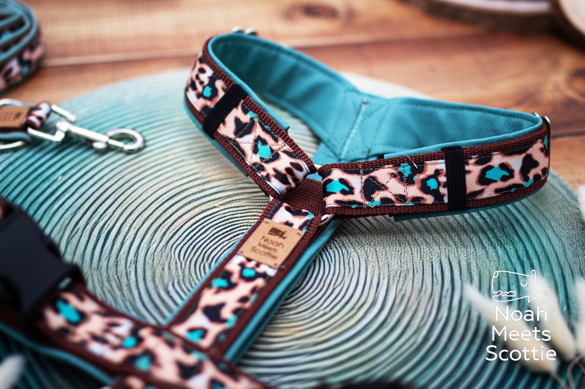 Hundegeschirr mit türkisfarbenem Leo Muster und passender Hundeleine im Animal Print Design