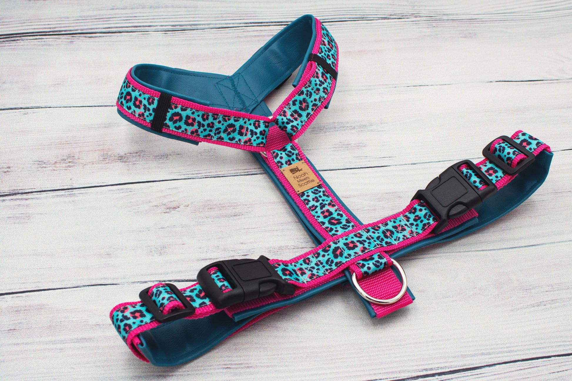 Hundegeschirr MALA Detailansicht Leopardenmuster Türkis Pink, robust und komfortabel