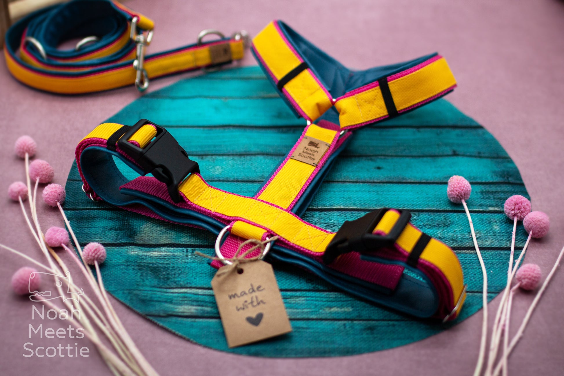 Detailaufnahme vom Hundegeschirr Malibu mit floralem Muster, kräftigen Farben und hochwertigen schwarzen Verschlüssen.