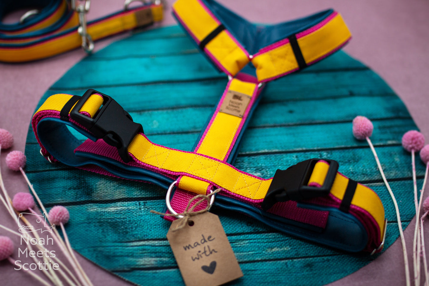Sommerliches Hundegeschirr mit Blumen Design und verstellbarer Passform für kleine und mittelgroße Hunde.