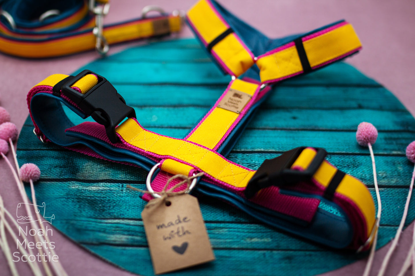 Verstellbares Hundegeschirr Malibu mit buntem floralem Design und California Sommer Vibes.