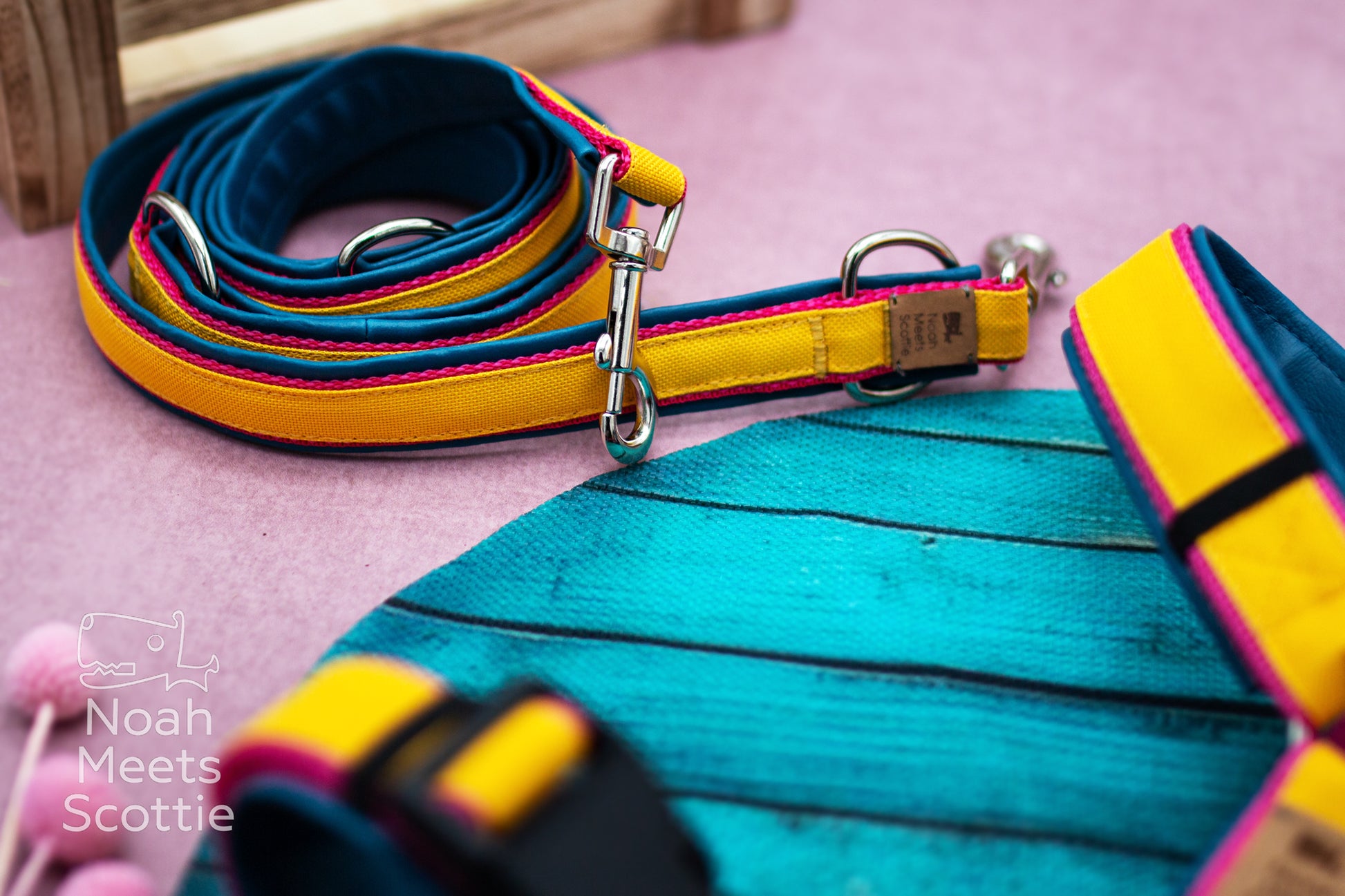 Hundegeschirr Malibu mit Blumenmuster und passender Hundeleine als farbenfrohes Gassi Set für Hunde.