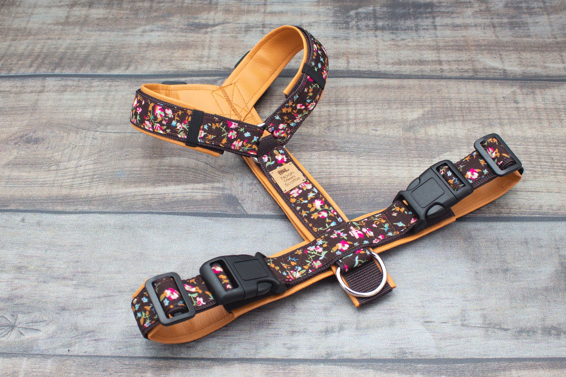 Hundegeschirr MARY Detailansicht florales Design Rosa Ocker Dunkelbraun, robust und komfortabel