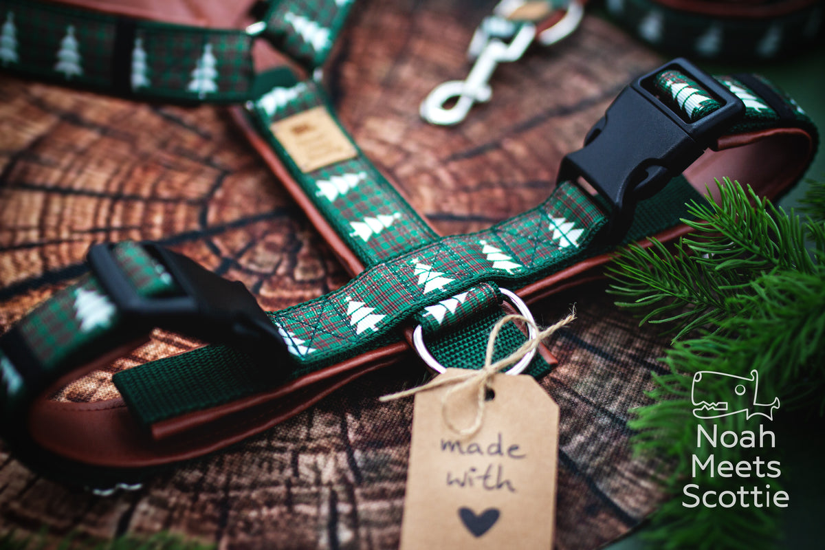Handgefertigtes Hundegeschirr MERRY LITTLE PINE TREES für Weihnachten mit weißen Tannenbäumen auf dunkelgrün-rotem Karomuster und rehbrauner Kunstlederpolsterung.