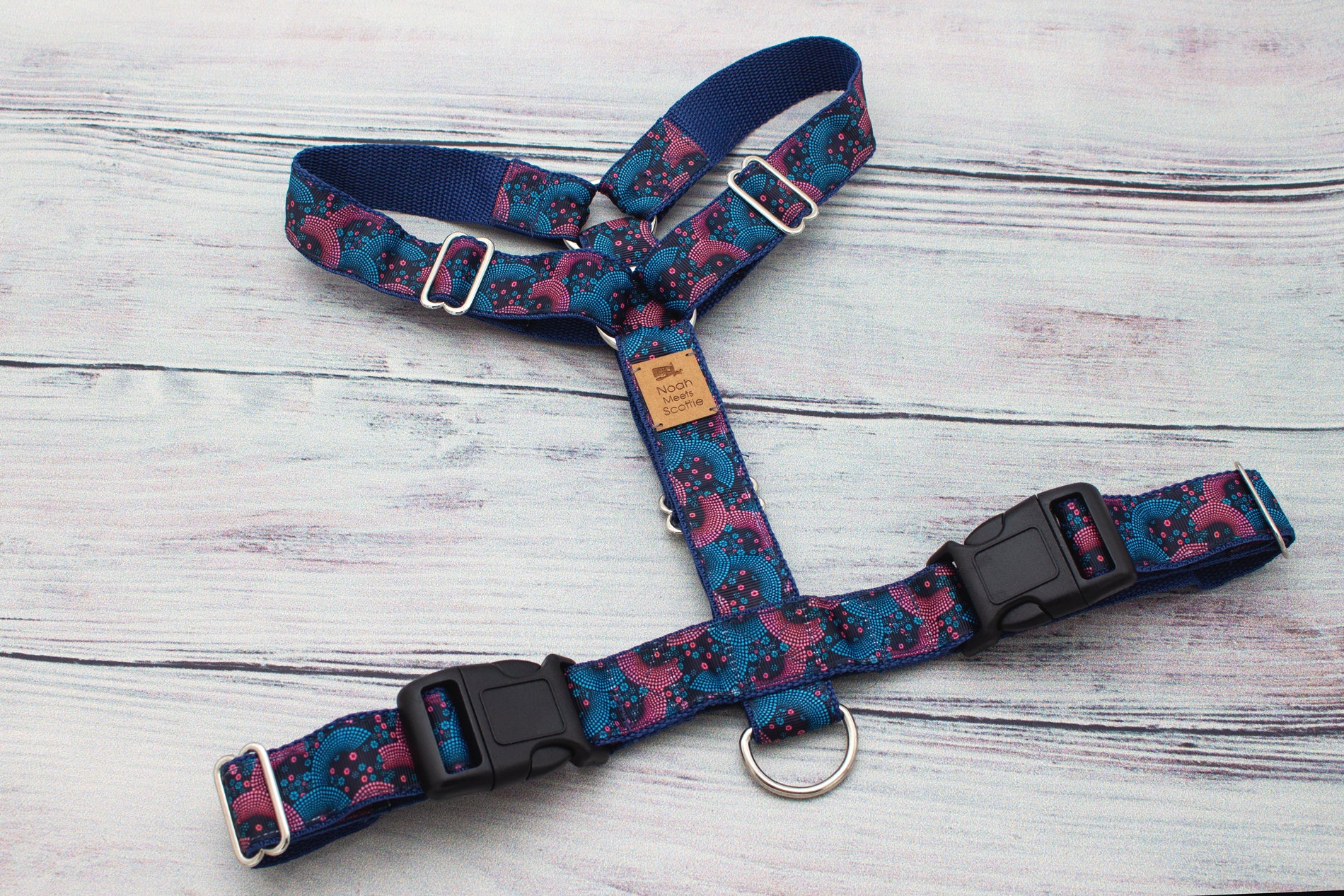 Hundegeschirr Blau mit pinken Punkten und Wellenmuster, stilvoller Alltagsbegleiter