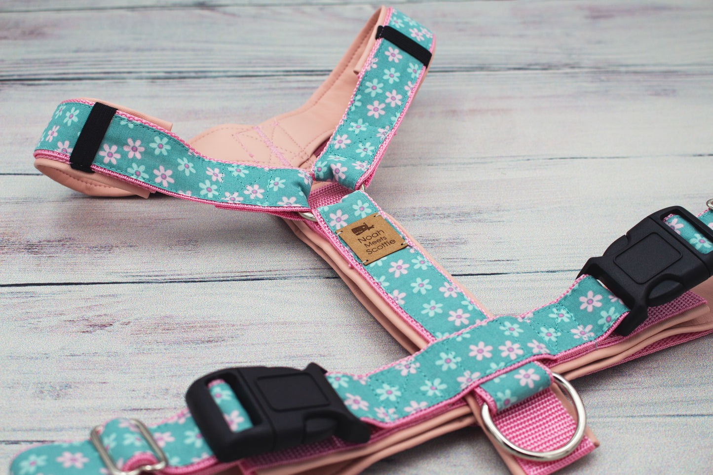 Hundegeschirr MILLY mit kleinen Blumen in Rosa und Mint, gepolstert und verstellbar