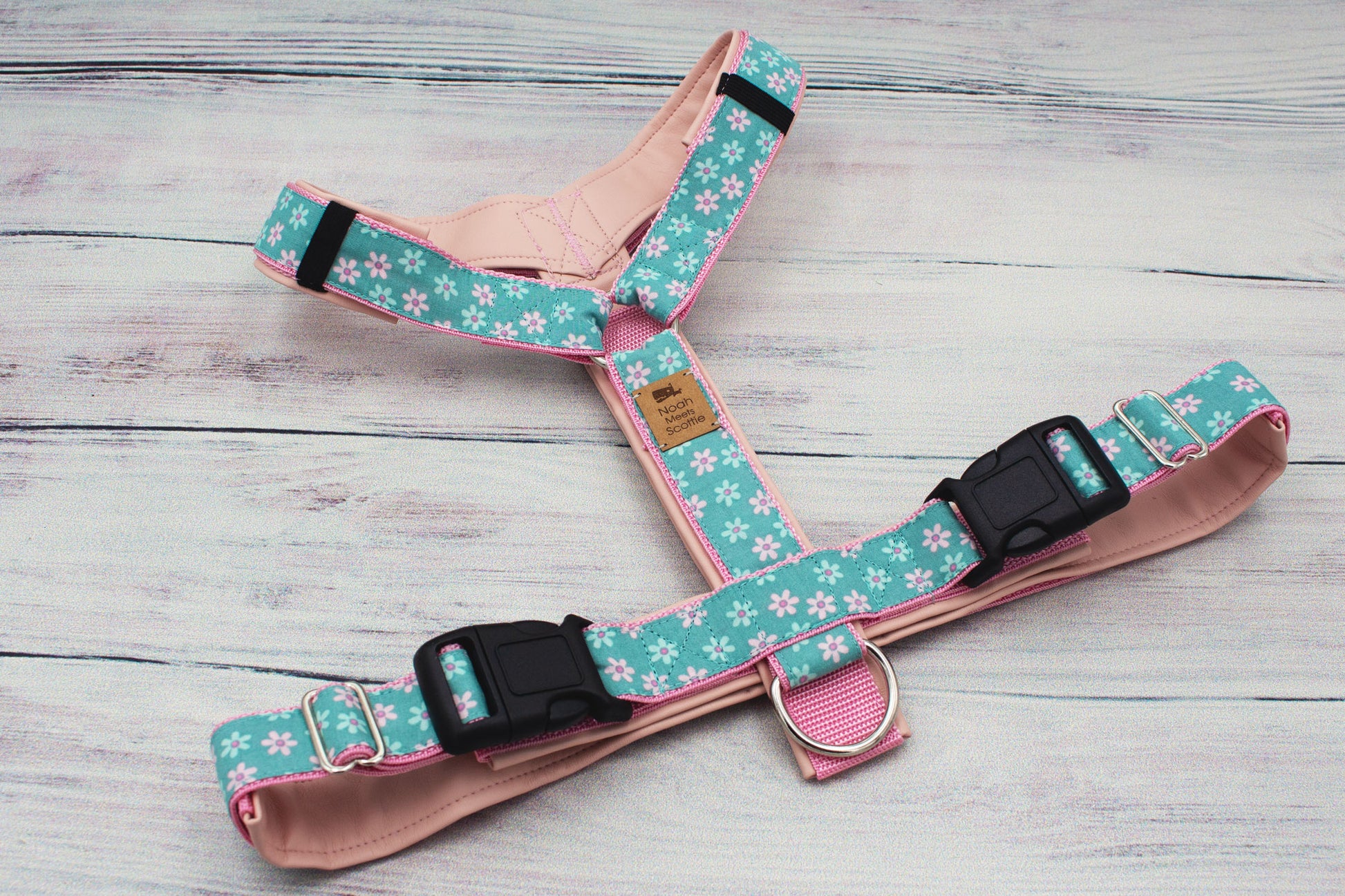 Romantisches Hundegeschirr MILLY, Frühlingsgeschirr für Hunde mit Blümchen Muster mint rosa
