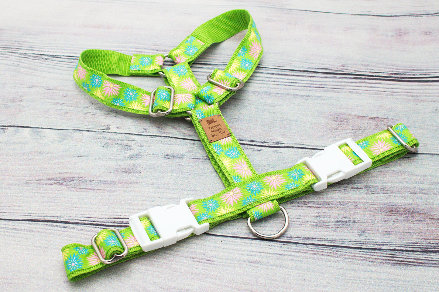 Florales Hundegeschirr MIRA mit pastelligen Blüten und kräftigem Grün, zeigt ein dynamisches frühlingshaftes Muster; ideal für farbstarke, moderne Hundeaccessoires.