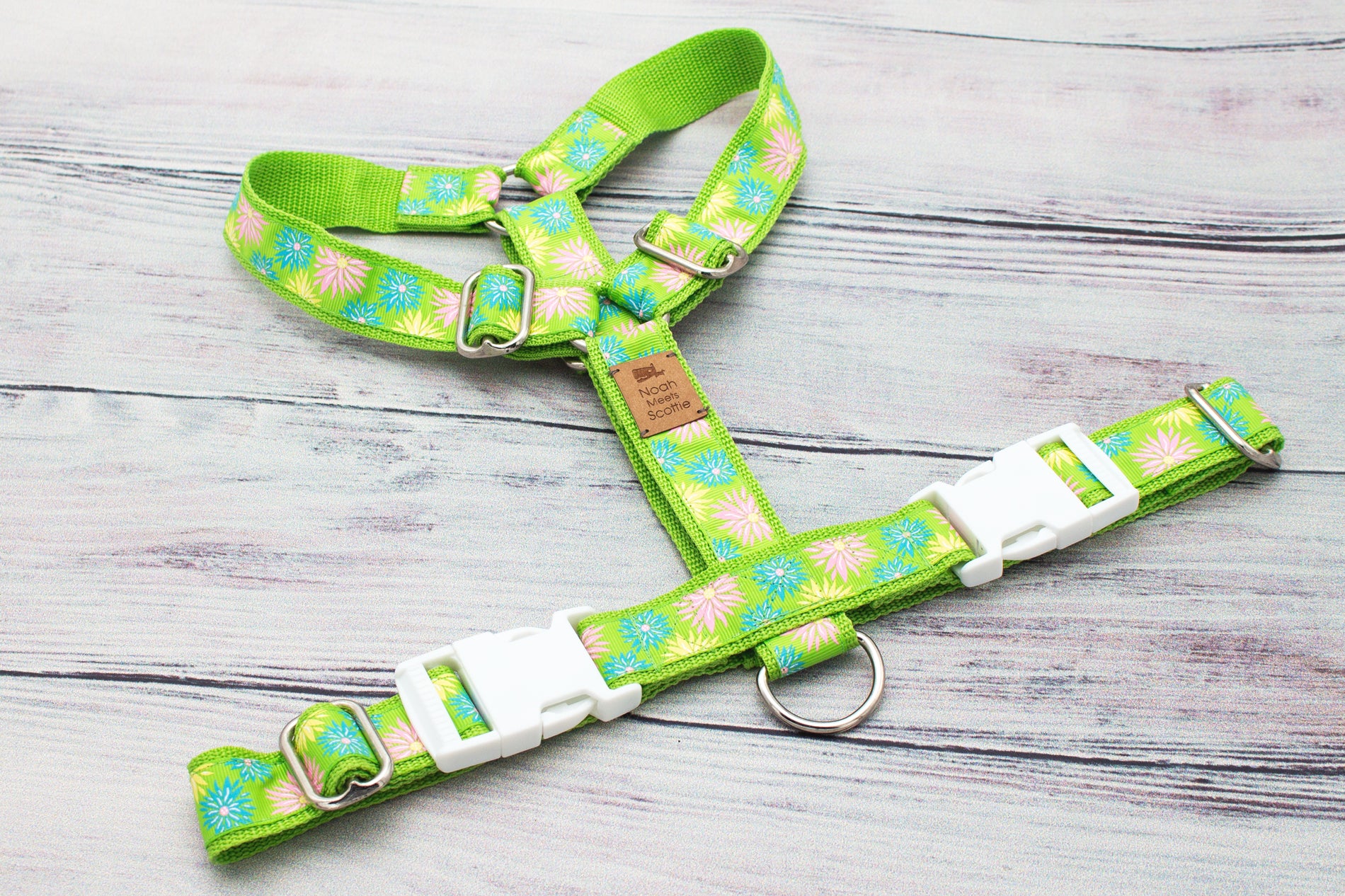 Florales Hundegeschirr MIRA mit pastelligen Blüten und kräftigem Grün, zeigt ein dynamisches frühlingshaftes Muster; ideal für farbstarke, moderne Hundeaccessoires.