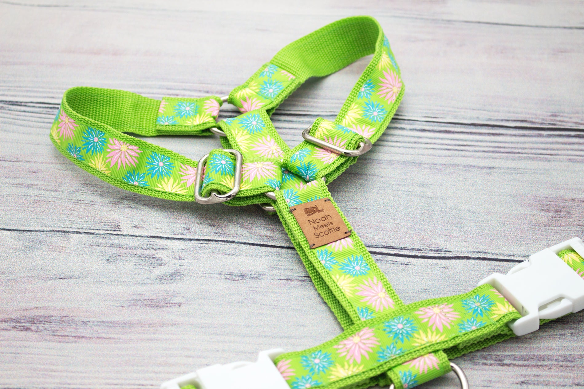 Hundegeschirr MIRA mit frischem Blumenmuster in Grün, Pink und Blau; farbenfrohes, frühlingshaftes Design auf stabilem Gurtband, ideal für moderne Hundeaccessoires mit lebendiger, verspielter Optik.