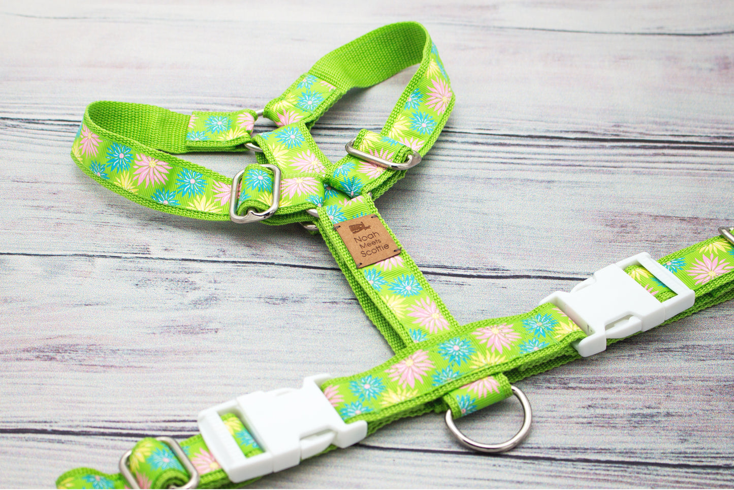 Hundegeschirr MIRA im farbenfrohen Blumendesign, kombiniert strahlende Pastelltöne mit frischem Grün; floraler Stil für Hundeausrüstung mit lebendigem, saisonalem Charakter.