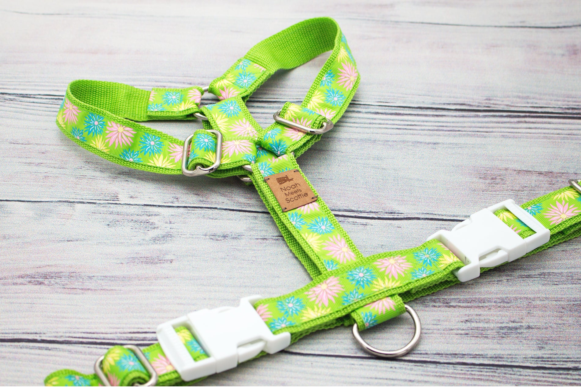 Hundegeschirr MIRA im farbenfrohen Blumendesign, kombiniert strahlende Pastelltöne mit frischem Grün; floraler Stil für Hundeausrüstung mit lebendigem, saisonalem Charakter.