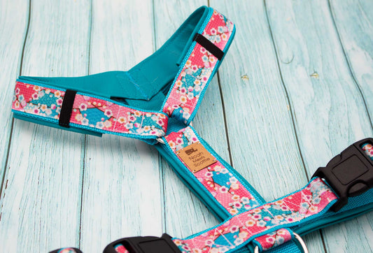 Hundegeschirr mit rosa Kirschblüten auf pinkem Band und türkisfarbener Fütterung – Modell MISAKI