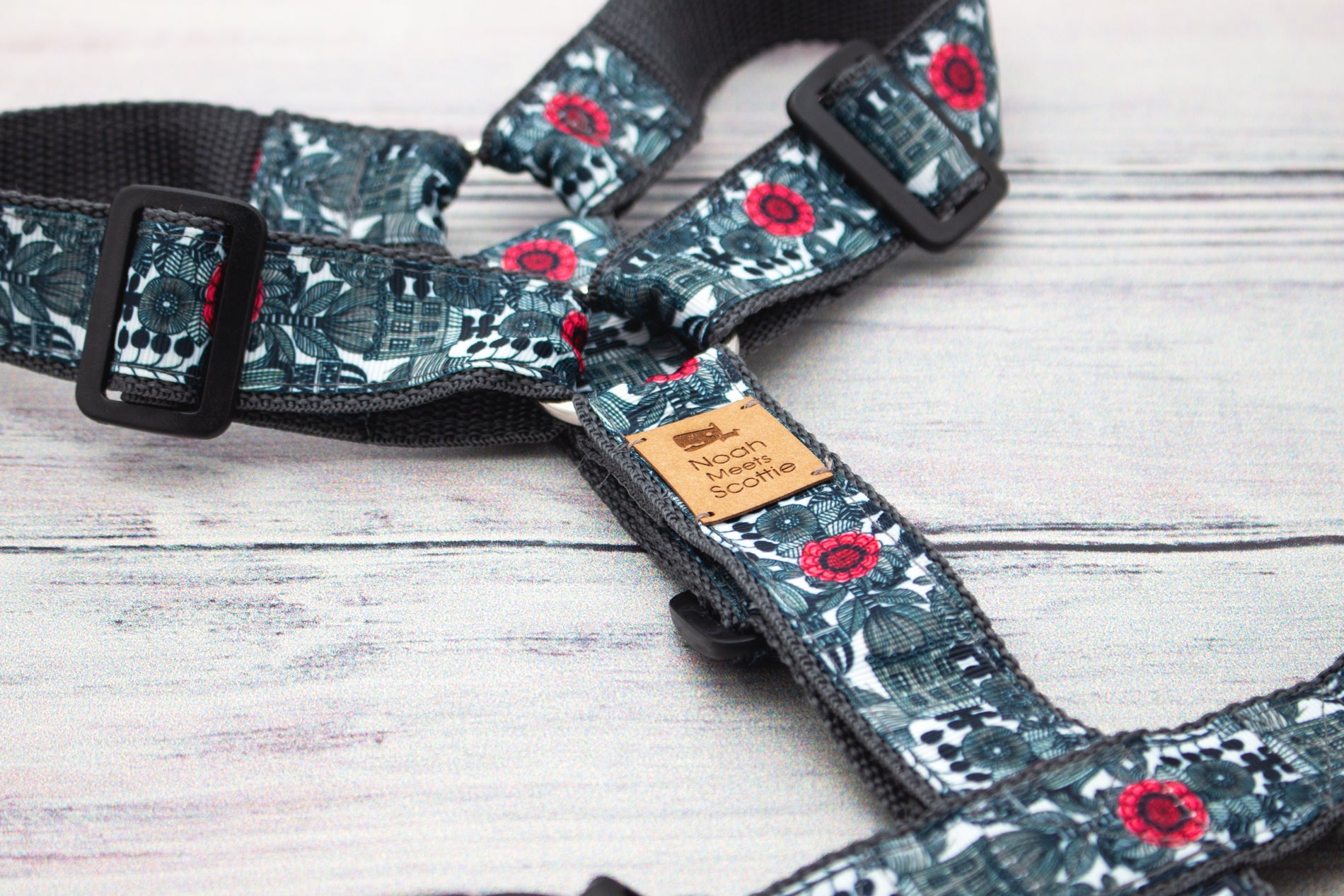 Hundegeschirr MISTER FLINT in Grau, Schwarz und Rot, grafisches Floral-Design, modern und verstellbar