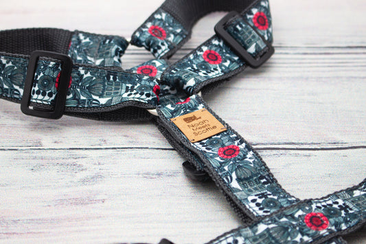 Hundegeschirr MISTER FLINT in Grau, Schwarz und Rot, grafisches Floral-Design, modern und verstellbar