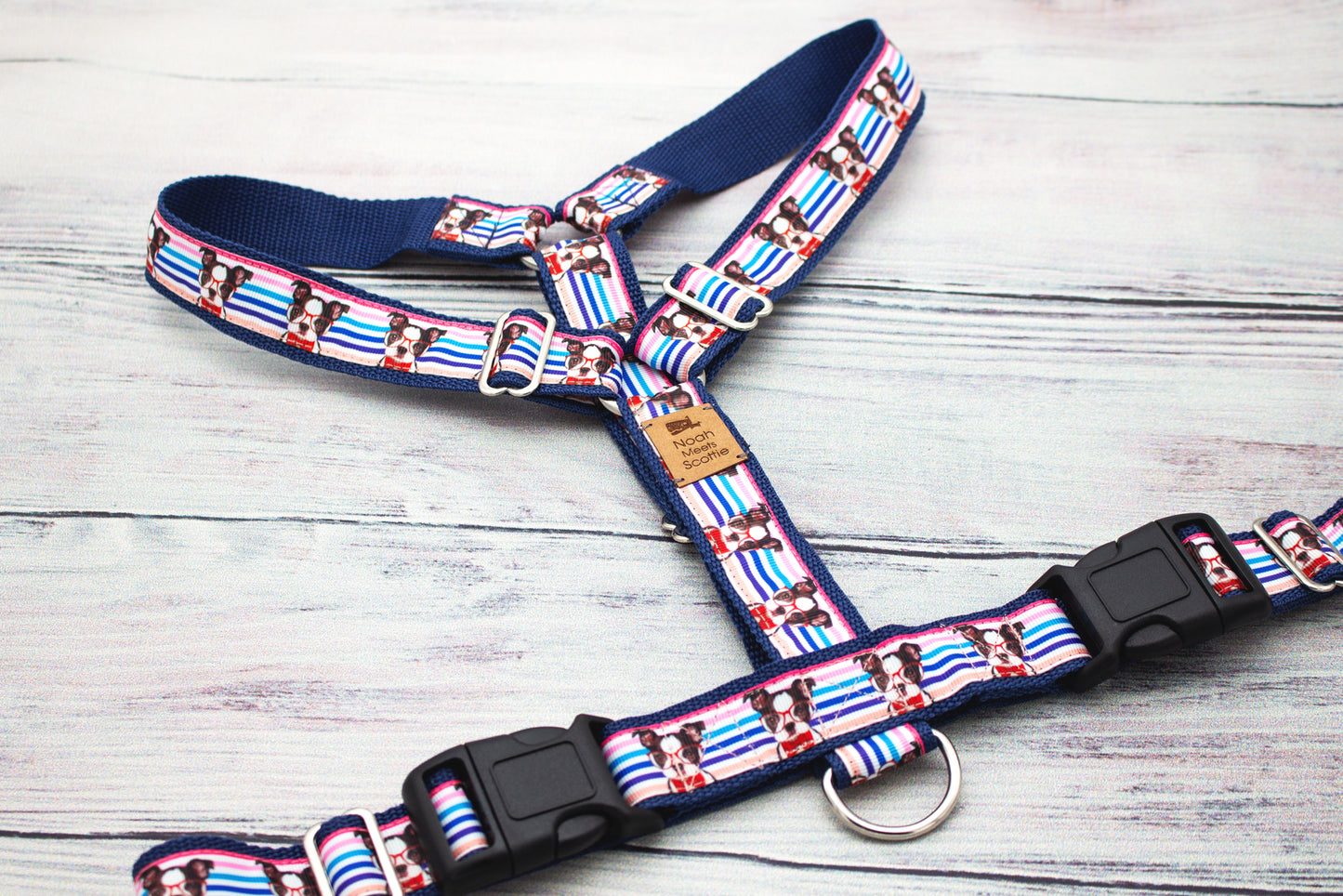 Modernes Hundegeschirr MISTER KNOWITALL mit blau-weiß-pinkem Muster und Boston-Terrier-Illustrationen