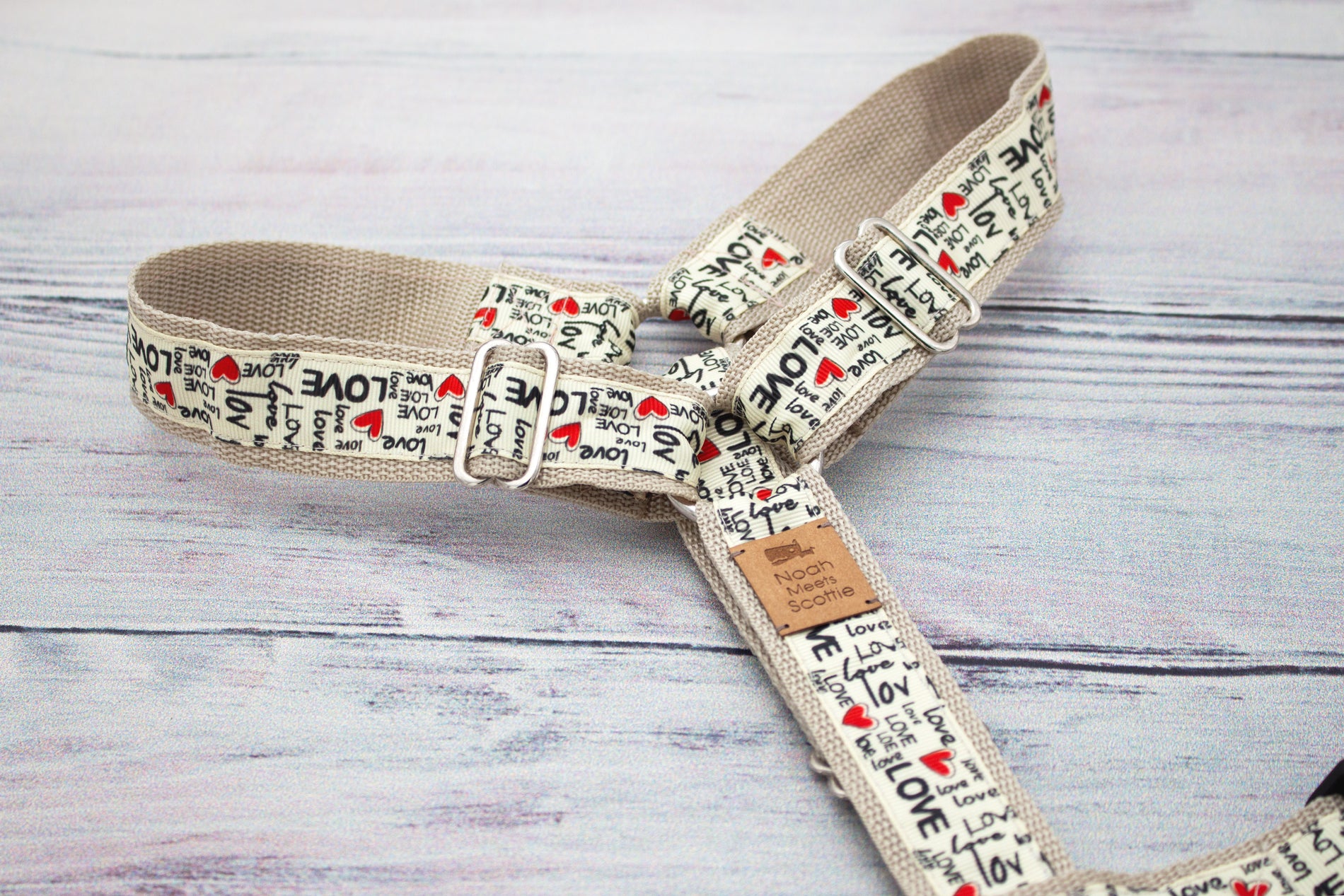 Hundegeschirr MISTER LOVEGOOD in Beige mit roten Herzen, stilvolles Herz-Design, verstellbar und liebevoll gestaltet