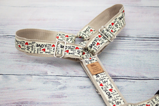 Hundegeschirr MISTER LOVEGOOD in Beige mit roten Herzen, stilvolles Herz-Design, verstellbar und liebevoll gestaltet