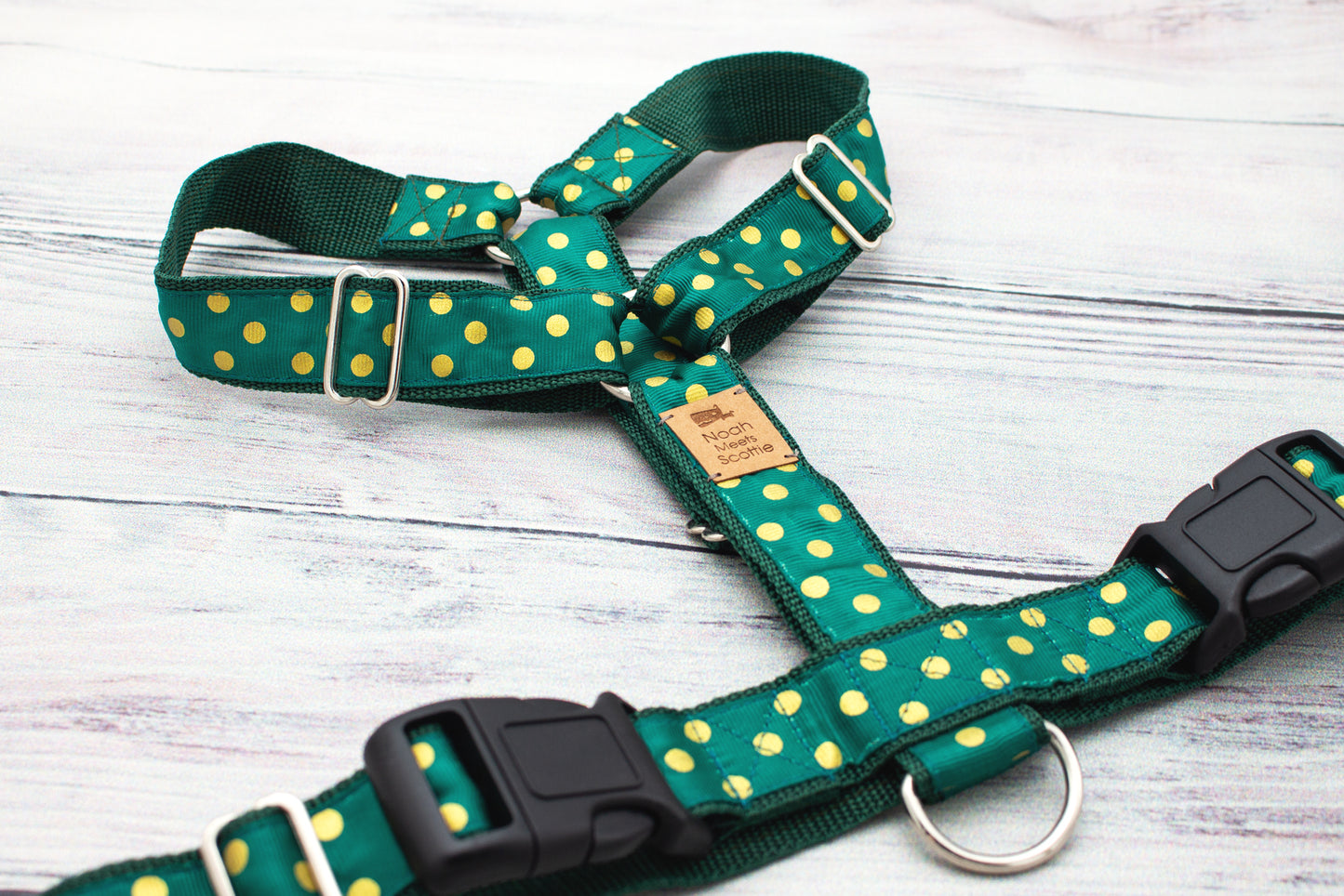 Hundegeschirr MISTLEPAW in Grün mit goldenen Punkten, festliches Design, verstellbar und robust