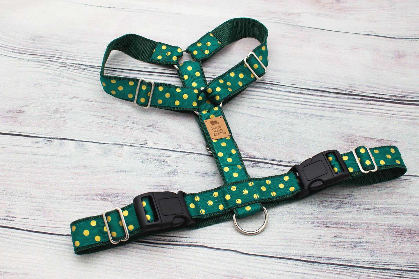 Hundegeschirr in festlichem Grün und Gold, ideal für Weihnachten, bequem und modern