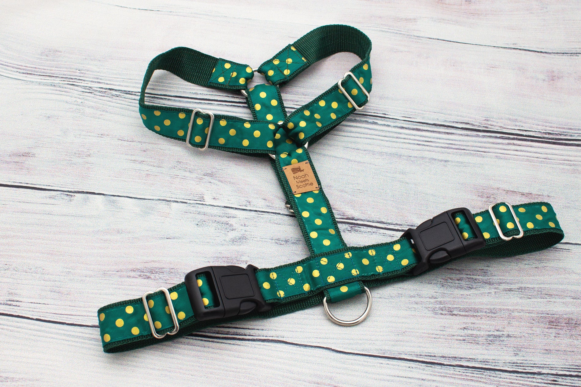 Hundegeschirr in festlichem Grün und Gold, ideal für Weihnachten, bequem und modern