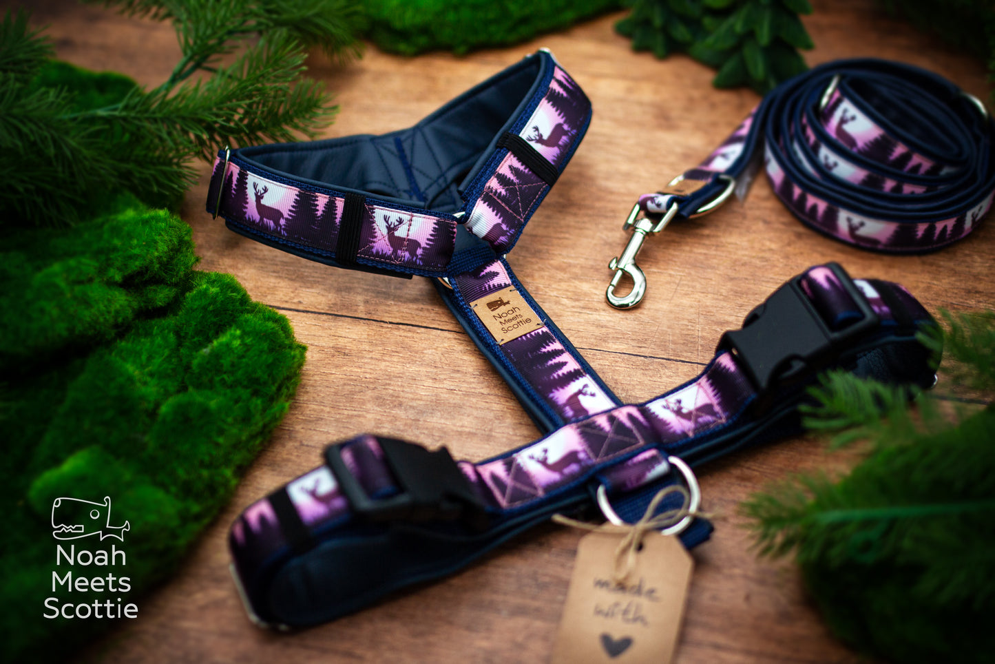 Detailaufnahme des Hirschmotivs vor einer dunklen Waldlandschaft mit Tannen in Dunkelblau, Violett und Rosa.
